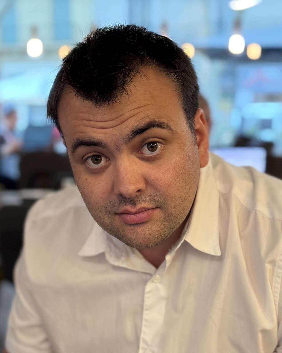 Arnaud Crozes, à une table, devant son ordinateur.