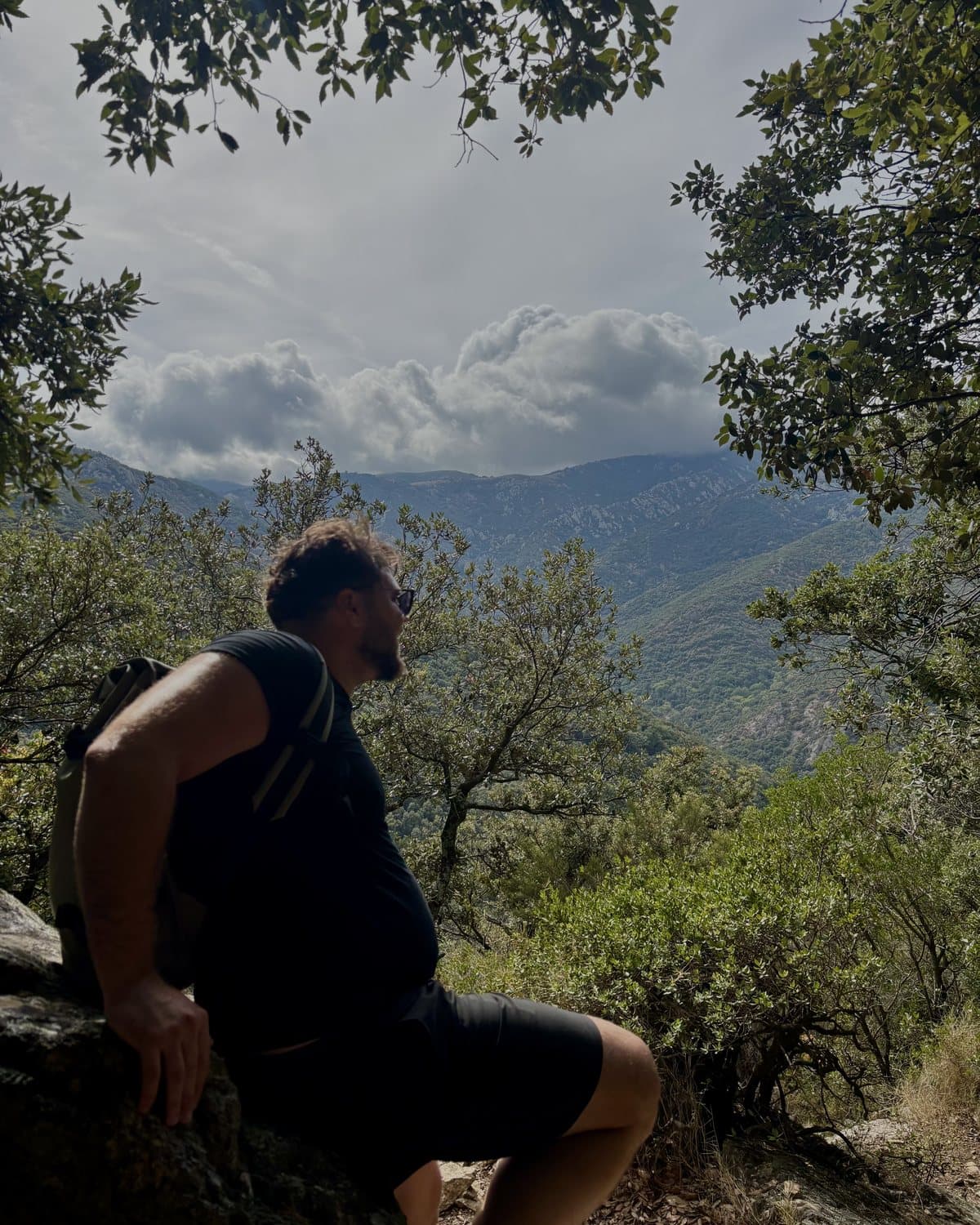 Ludovic Brilles, face à un paysage de montagnes et de garrigue.
