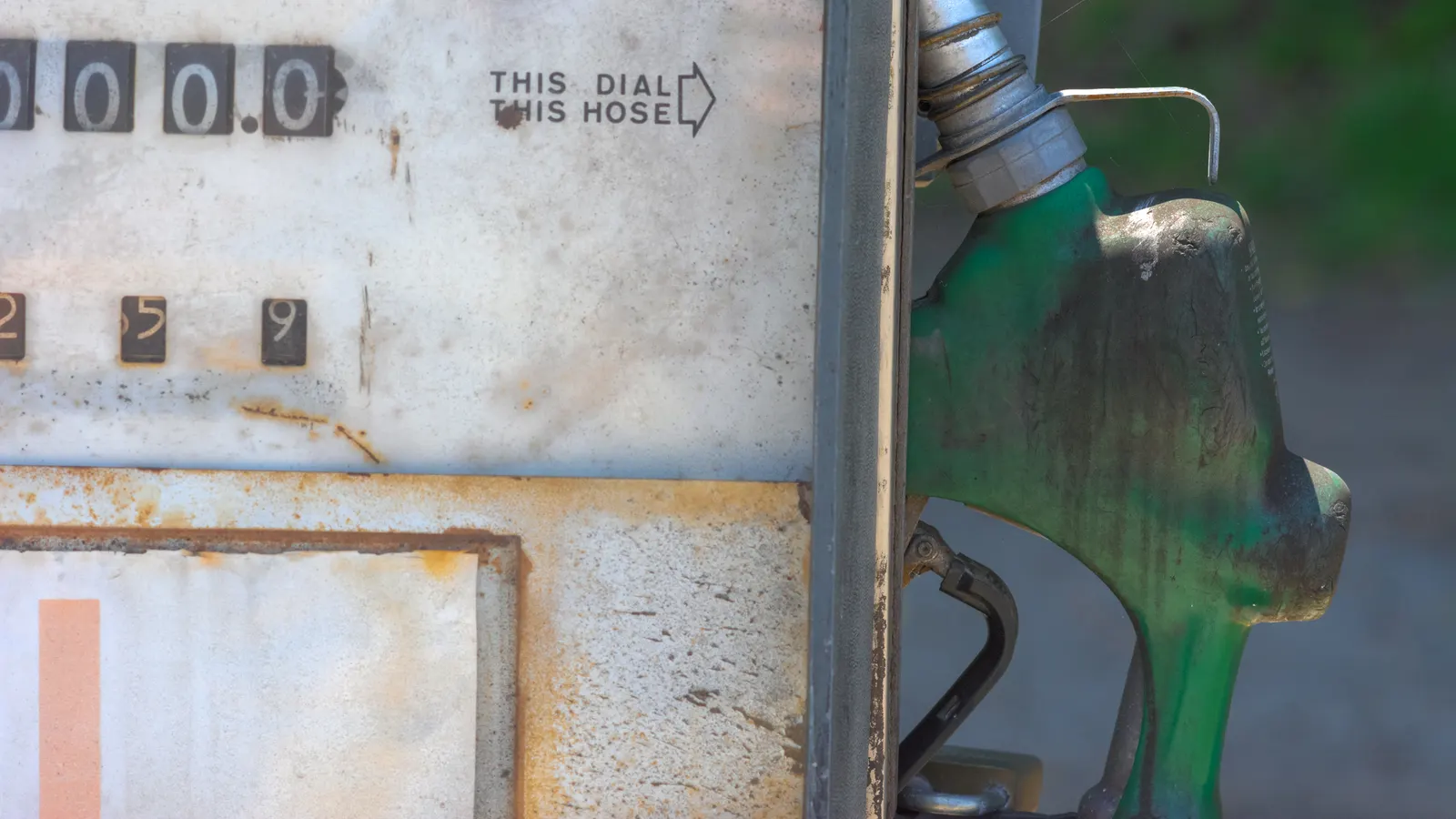 Pompe à gasoil d'un dépôt de transport sous un éclairage nocturne